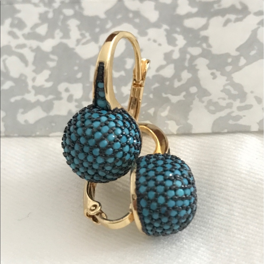 Earrings gold plated with turquoise crystals.