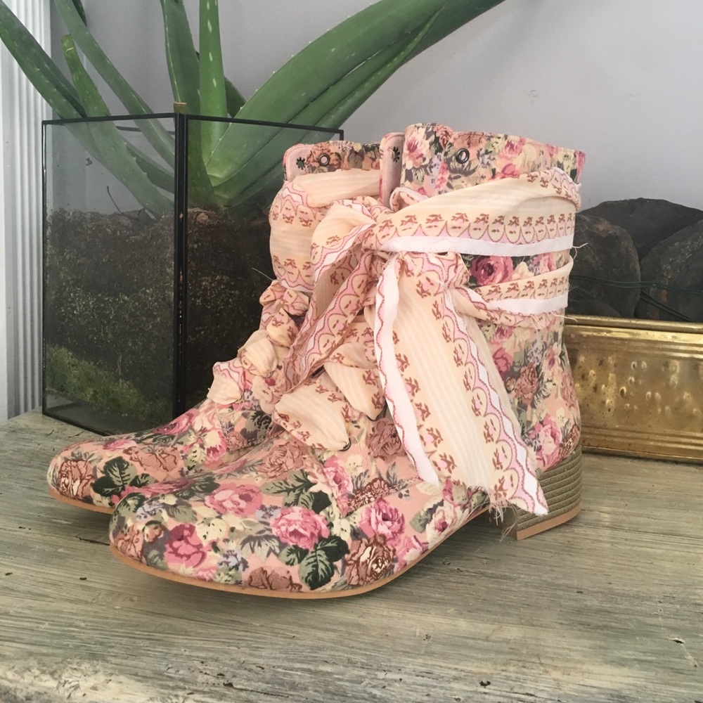 Vintage floral print zip up boots size 11