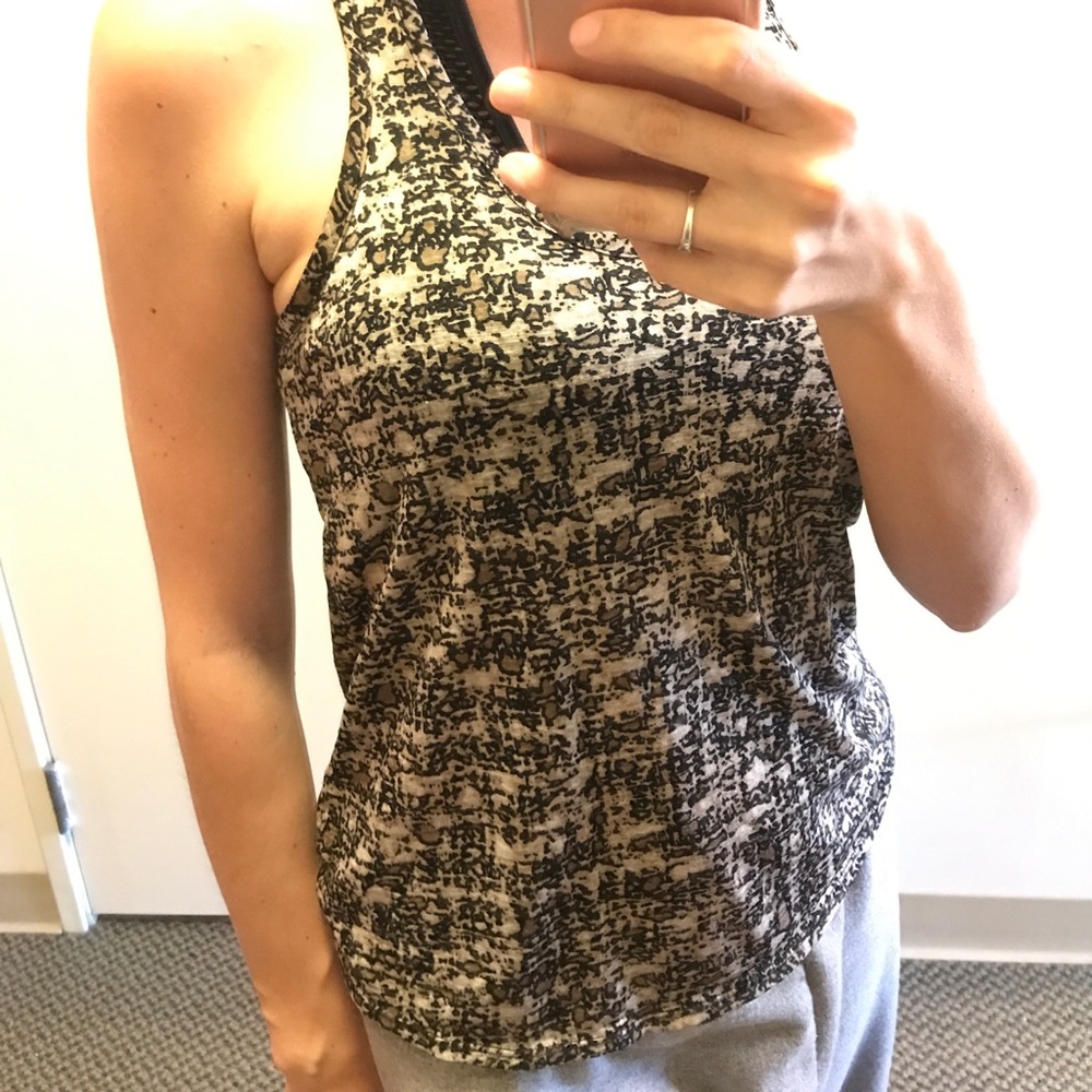 🚨CLOSING--->GOODWILL🚨tank with cut out in back