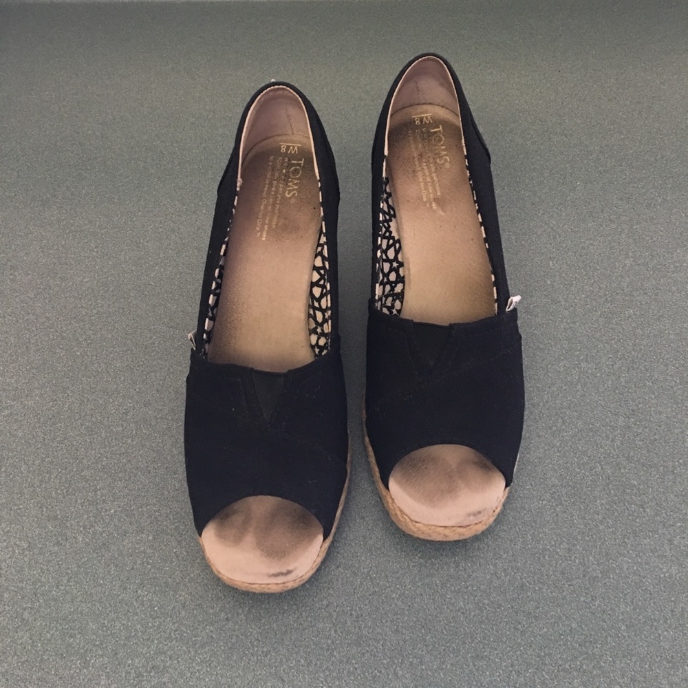 Nice EUC black Toms size 8 reposh don't fit 🌟