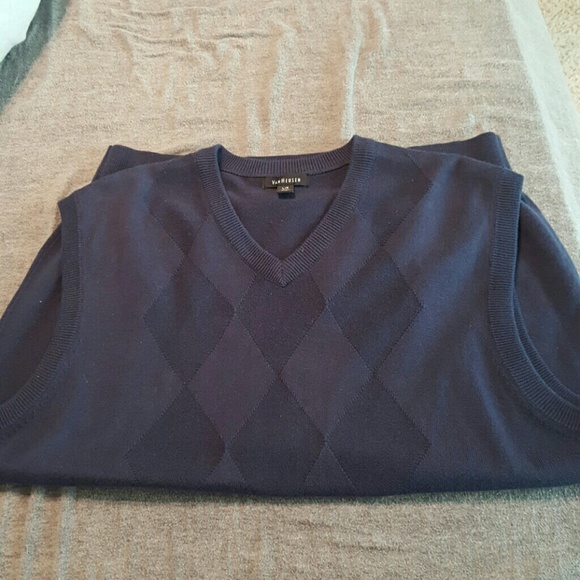 Van Huesen navy sweater vest - Picture 1 of 4