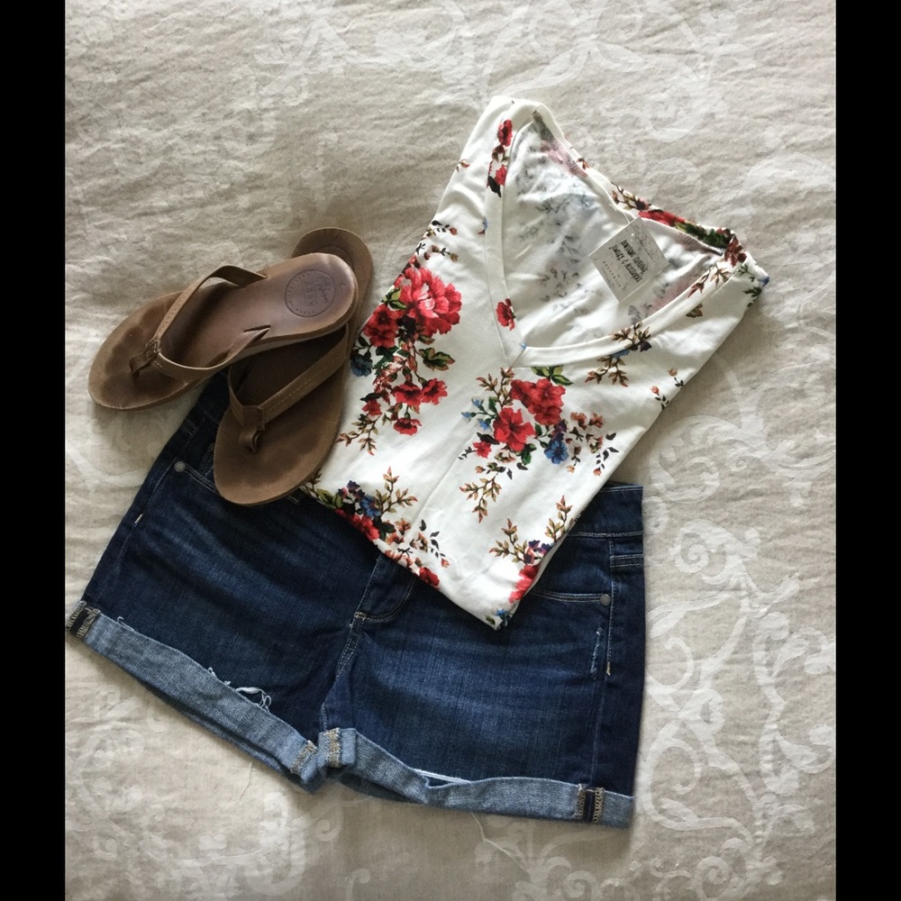 ONE LARGE LEFT! Floral Printed Tee - Picture 3 of 3
