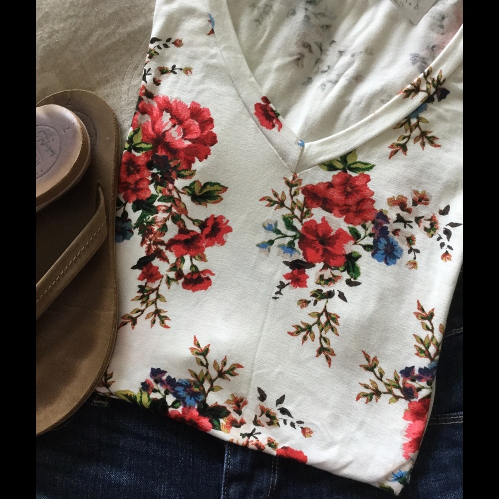 ONE LARGE LEFT! Floral Printed Tee - Picture 2 of 3