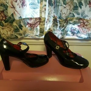 Black patent leather pumps