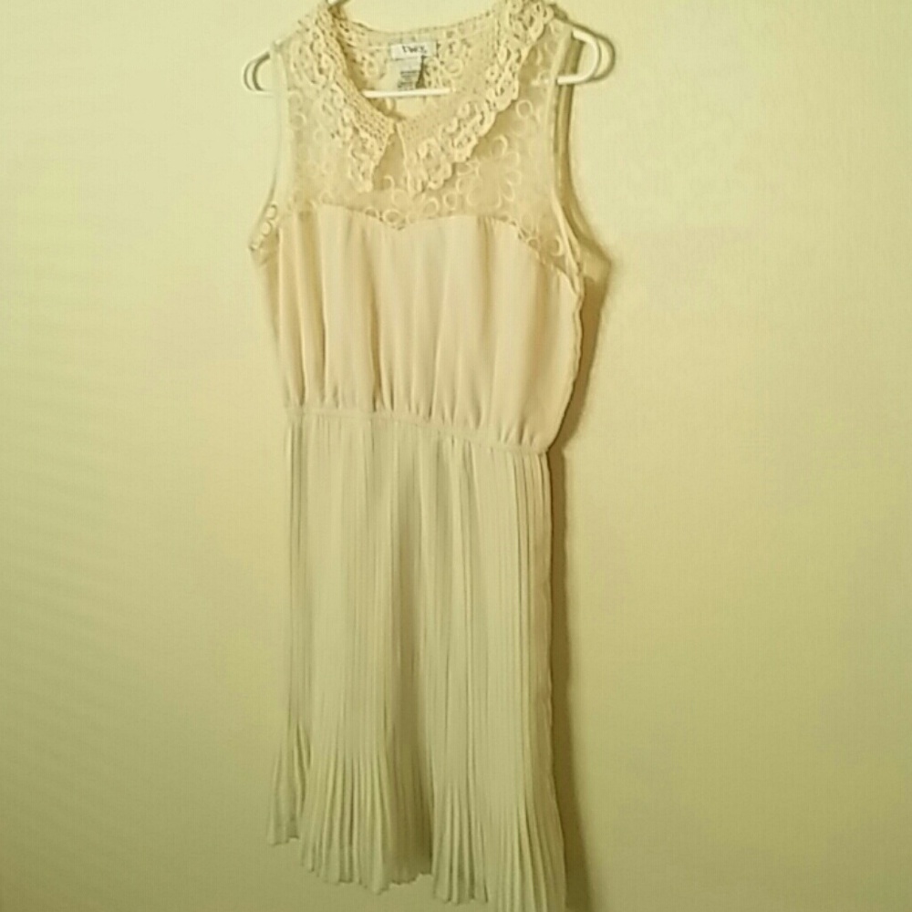 Very feminine pleated &lace dress