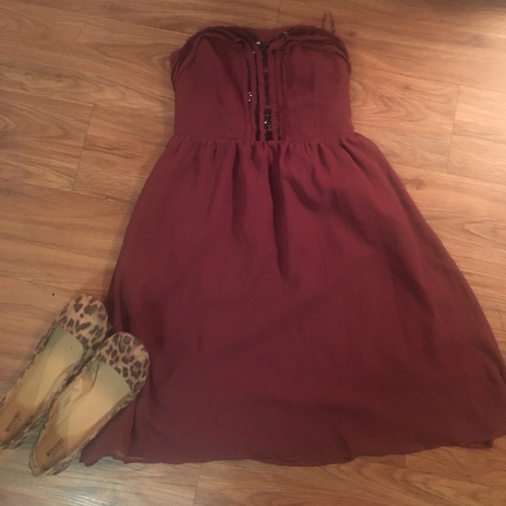 Pretty strapless maroon dress