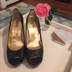 Michael By Michael Kors Black leather pumps