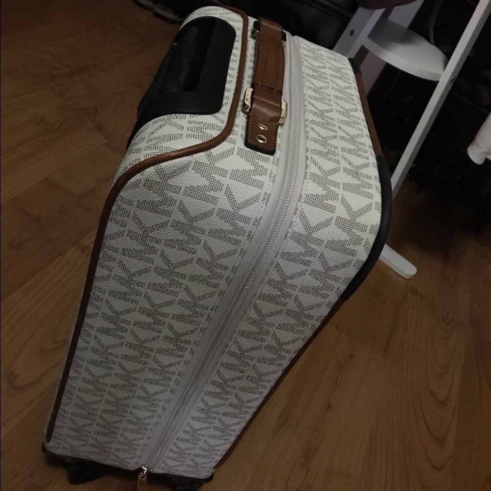 Price drop ⬇️ Michael Kors 100% authentic carry on