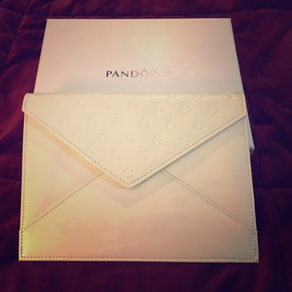 Pandora clutch white