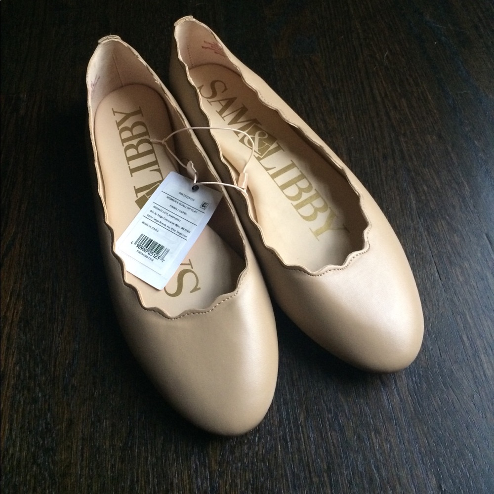Nude scalloped flats