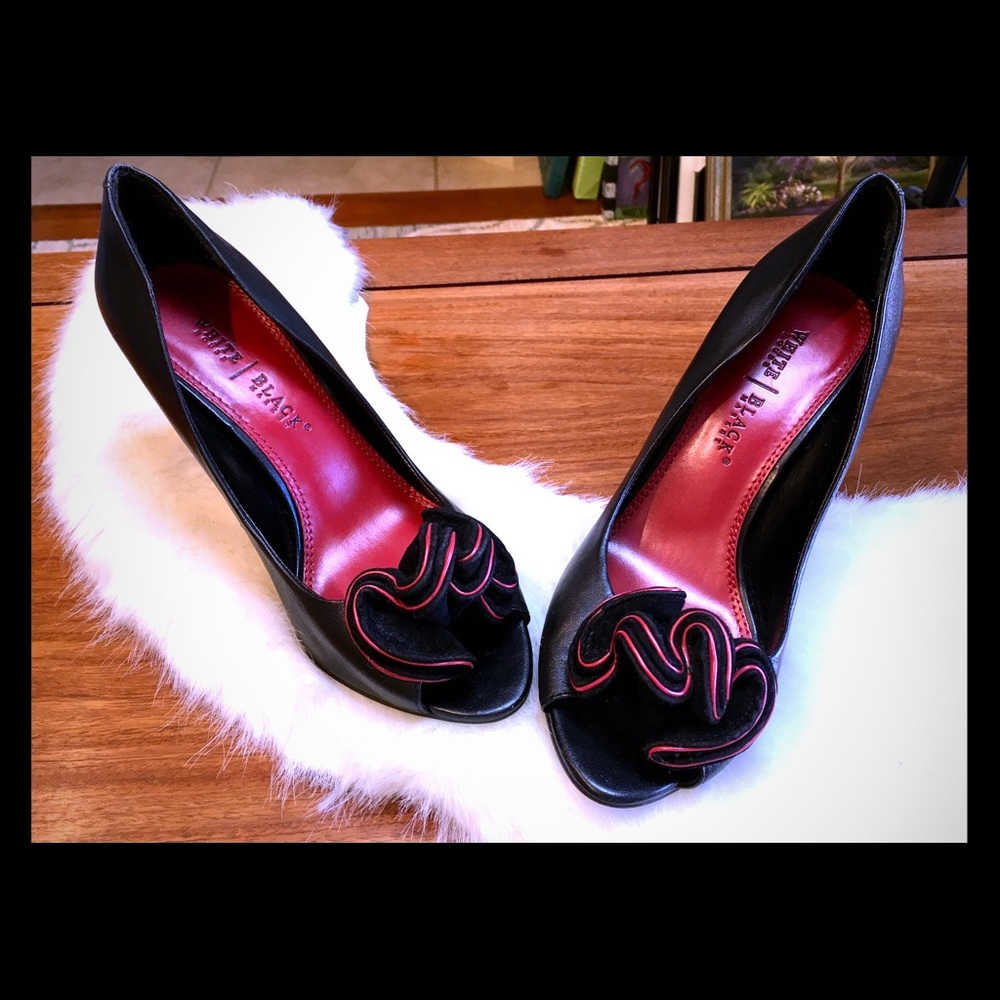 🚨 FLASH SALE! LIKE NEW Unique Red & Black Sexy Heels!
