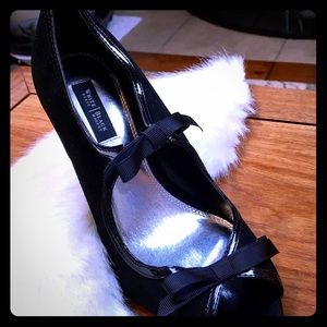 🌚 NEVER BEEN WORN Adorable Blck Suede Heels!