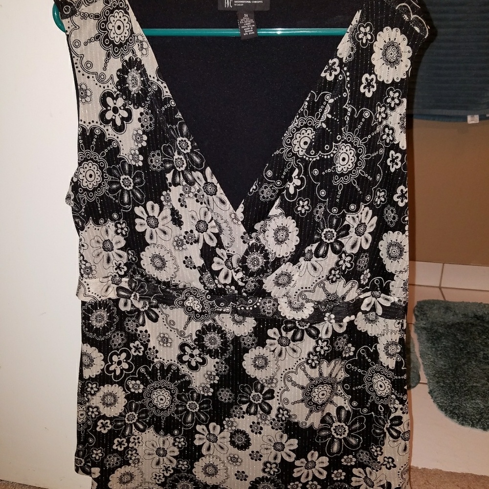 Floral sleeveless v-neck top, size 3X