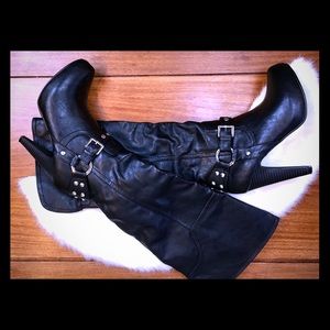 🎸 NEVER BEEN WORN NEW Guess Runway Heeled Boots