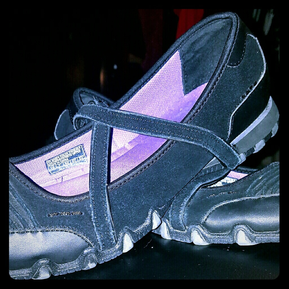 Women's skechers size 10!