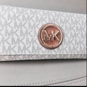 💎Authentic New Micheal Kors wallet💎