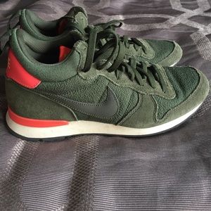 NIKE Internationalist Mid