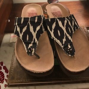 Ladies Muk Luk thong sandals