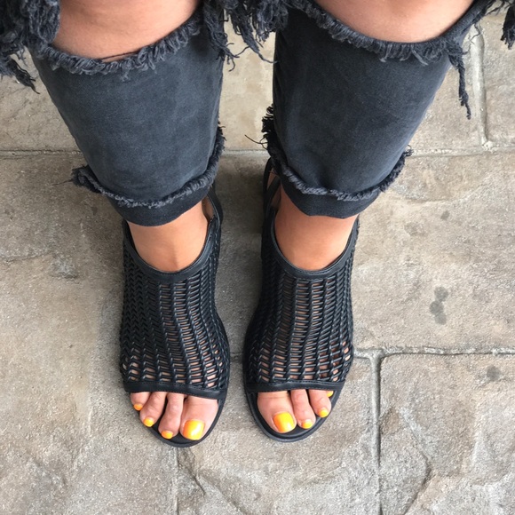 NIB Black Woven Edge Block Heel Peep Toe Sandals - Picture 2 of 5