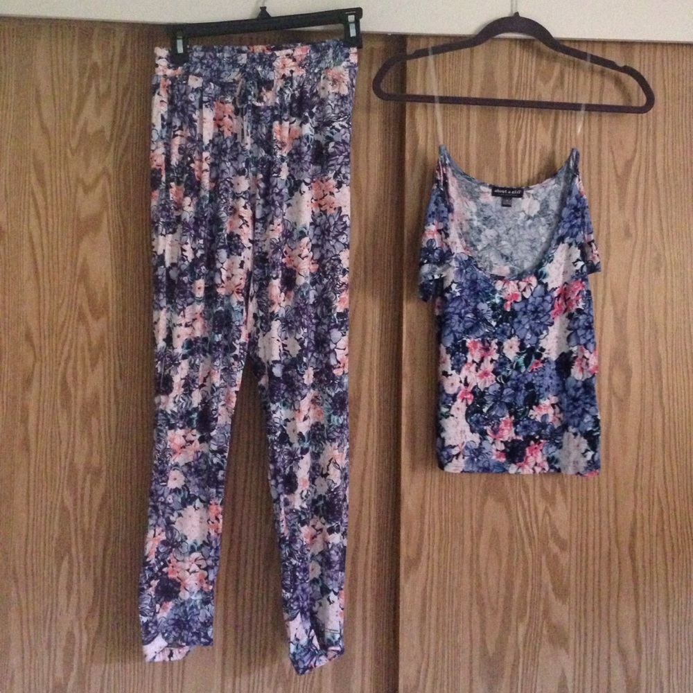 NWOT❗Floral ️Joggers and Crop Top matching set