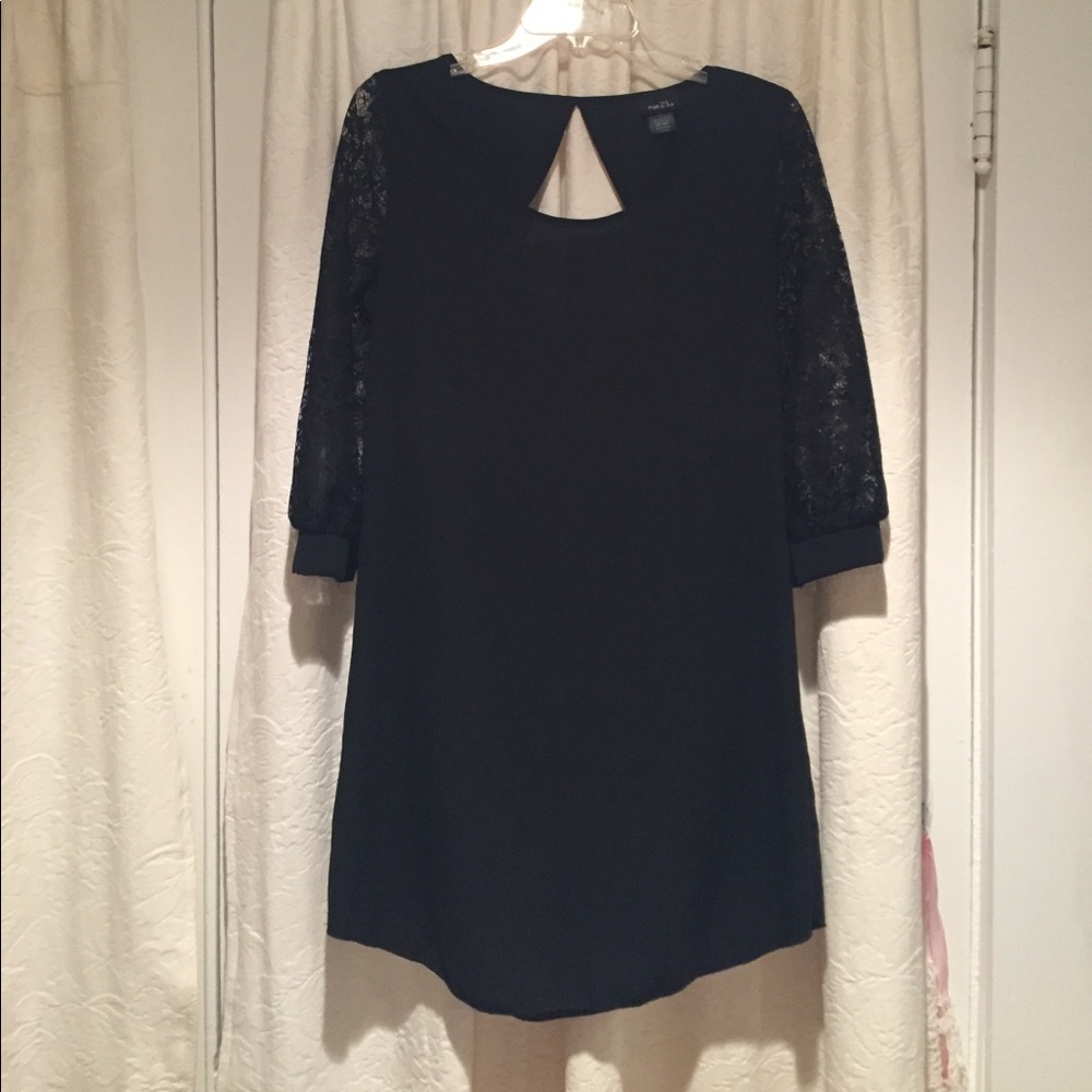 Lace sleeved dress