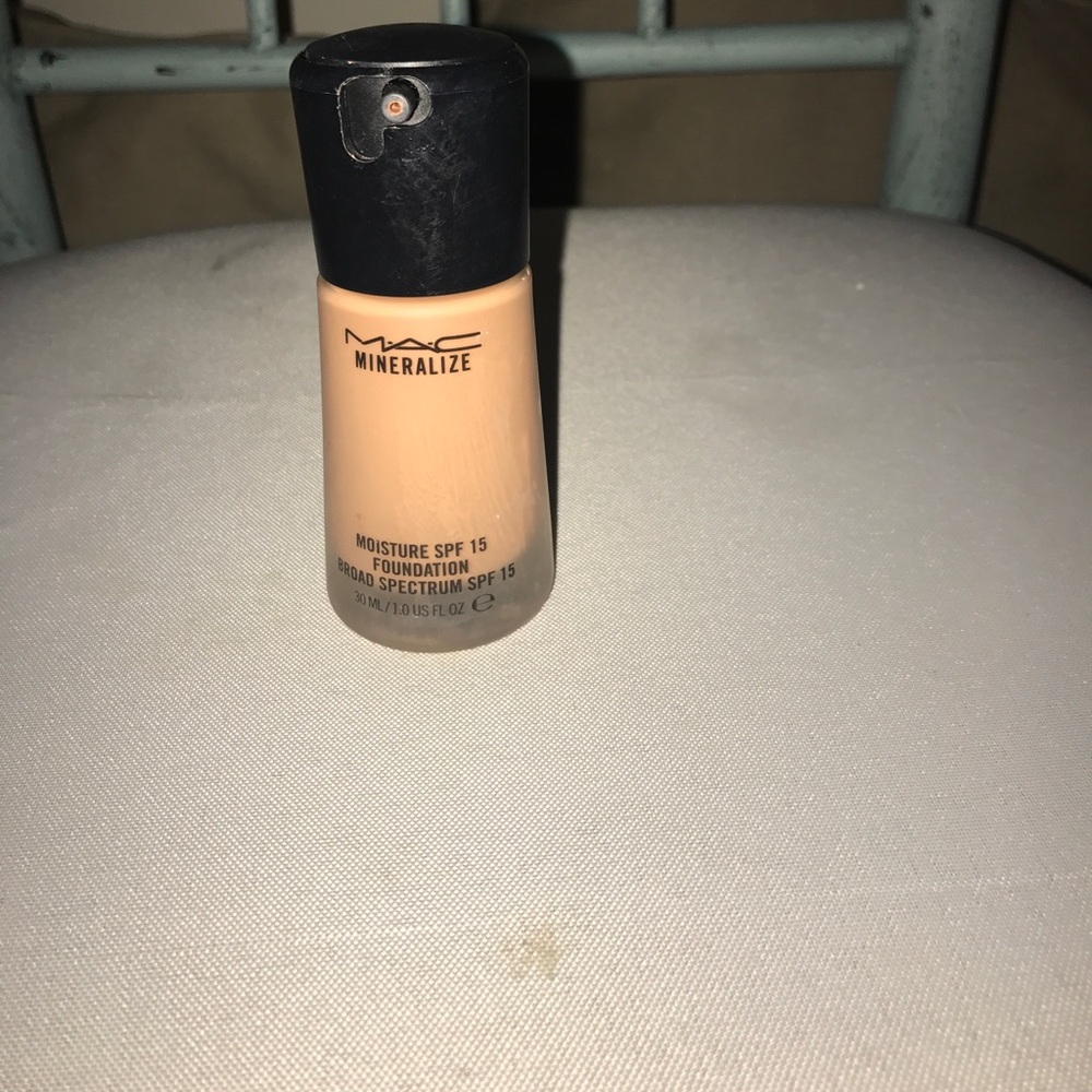 Mac mineralize moisture foundation