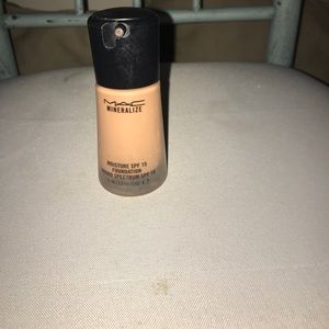 Mac mineralize moisture foundation