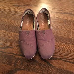 Grey women's toms shoes