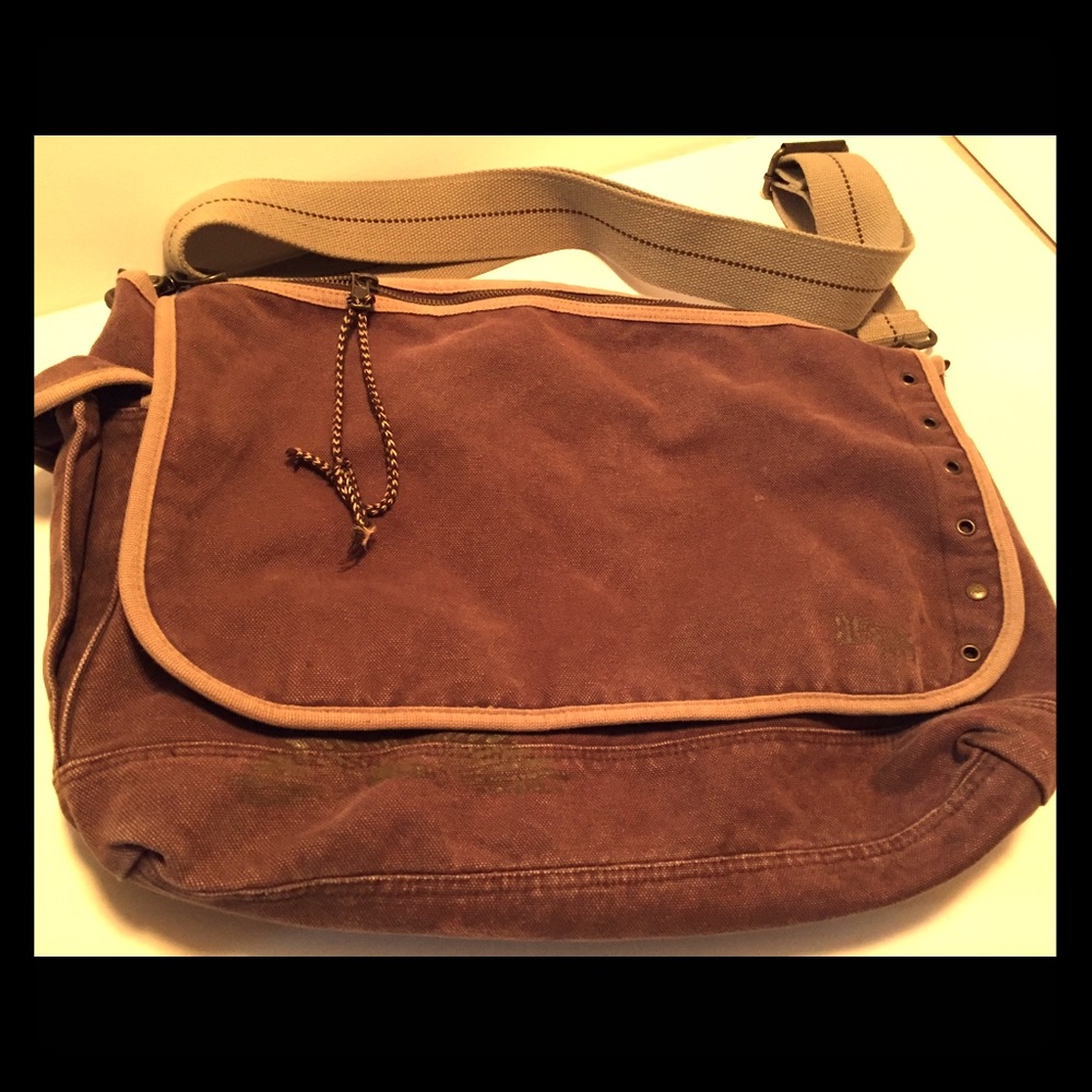 American Eagle 💼 
Messenger bag
Color:dark brown