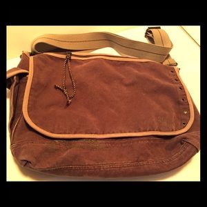 American Eagle 💼 
Messenger bag
Color:dark brown