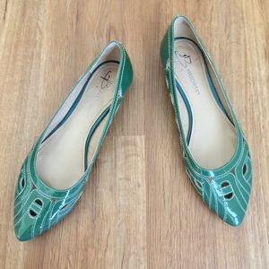 B Makowsky patent leather ballet flats