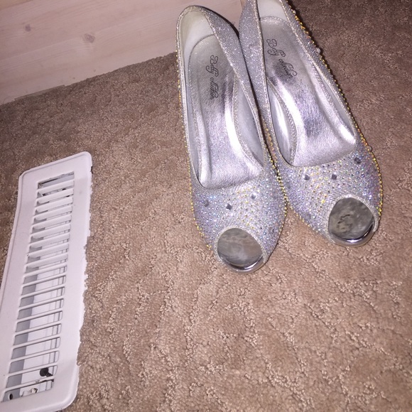 silver heels - Picture 2 of 2