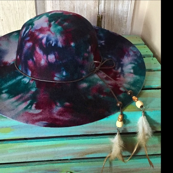Olive Piqué Tie Dye Wide Brim blue wine Feathers - Picture 4 of 4
