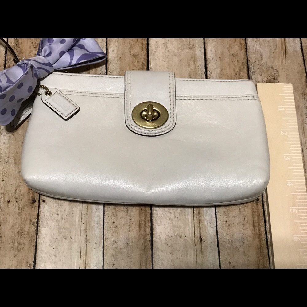 🎉1hr price drop⏱🎉Coach Wristlet w/Lavender Scarf