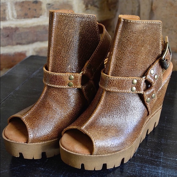 Distressed Harness Detail Peep Toe Wedge - Picture 2 of 7