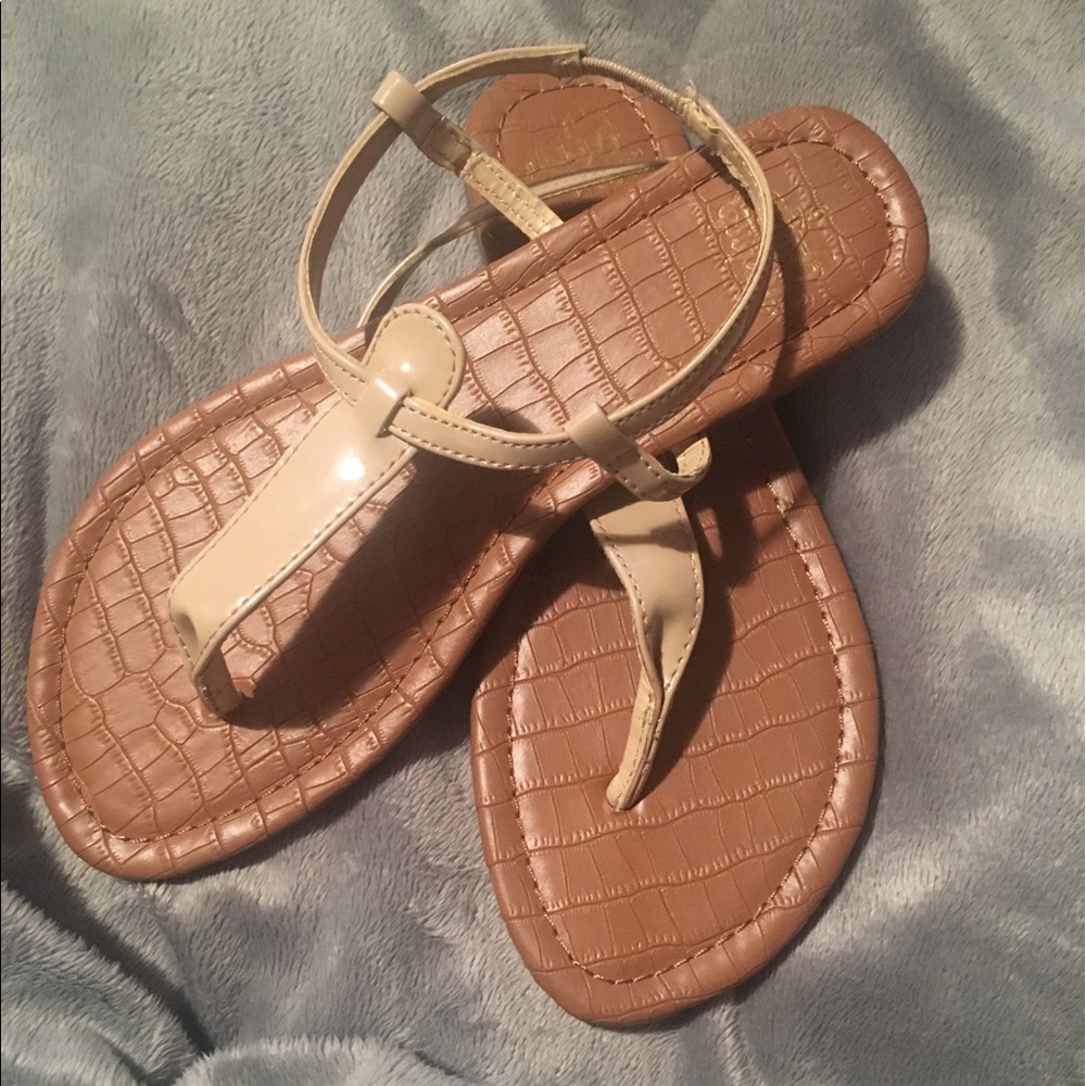 Summer thong sandal . Never worn . 🔥🔥