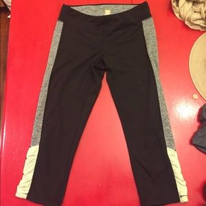 Lucy Capris - black with a gray stripe