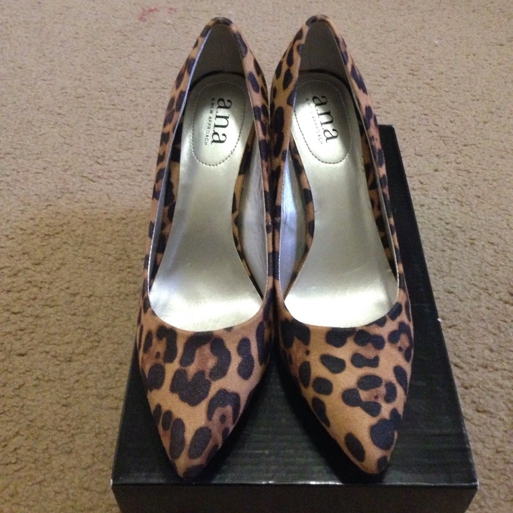 NWT Beautiful a.n.a Leopard Pumps