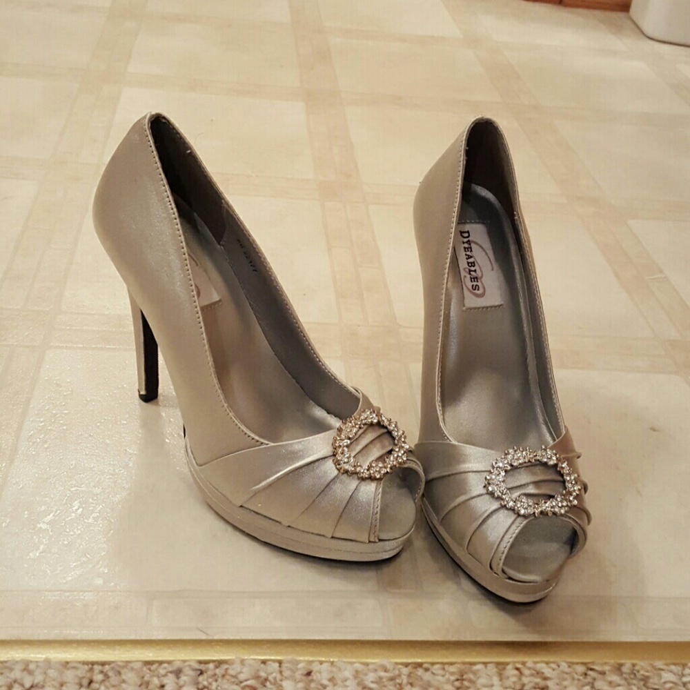 never worn silver gianna heel
