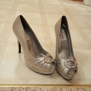 never worn silver gianna heel