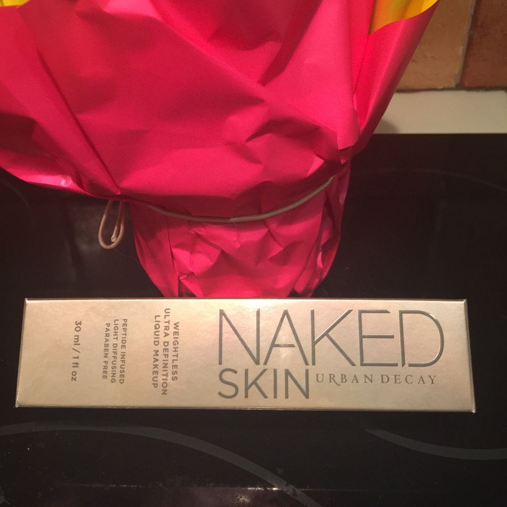 New👈🏾Naked  Urban decay weightless foundation