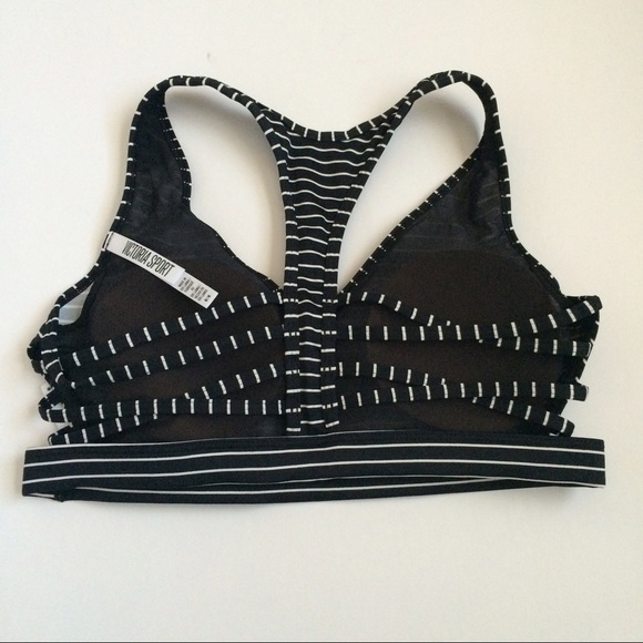 ๐๐(L) VS Strappy Sports Bra - Picture 2 of 3