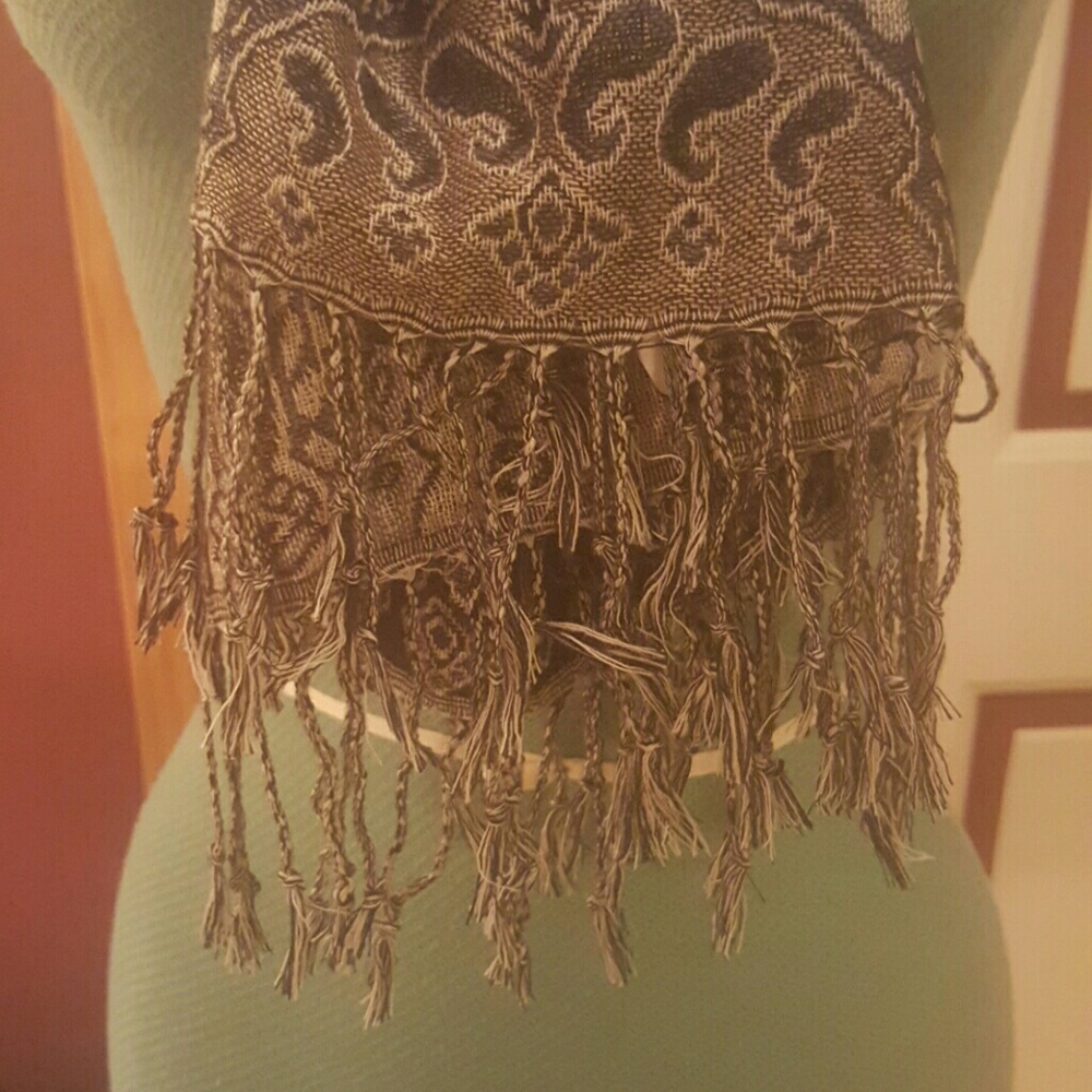 Scarf/Wrap - Picture 4 of 4