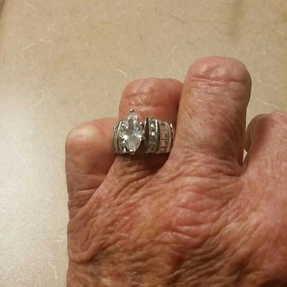 Beautiful cubic zirconia and silver ring