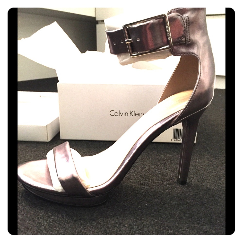 Sz 6.5 Calvin Klein gunmetal metallic stacked heel