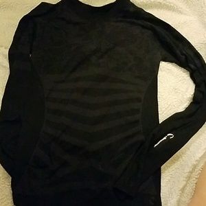 Thumb hole compression workout top