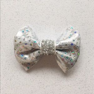 Silver metallic bow w/ nylon band