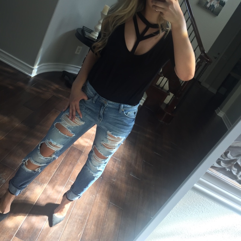 SALE✂️Selling Mine//Black Keyhole Top - Picture 2 of 4