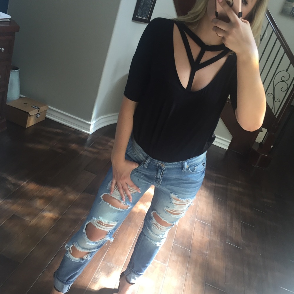 SALE✂️Selling Mine//Black Keyhole Top - Picture 4 of 4