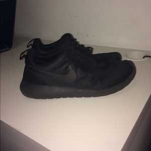 All black roshe runs